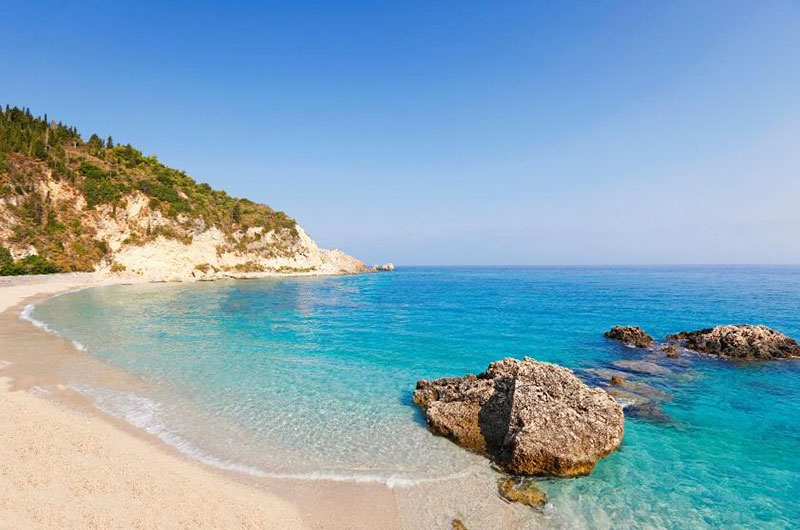 Agios Nikitas der Traumstrand lädt zum Ankern und Baden ein.