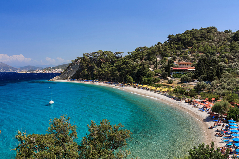 Tsamadou Beach Samos, dahinter grüne Begirgslandschaft